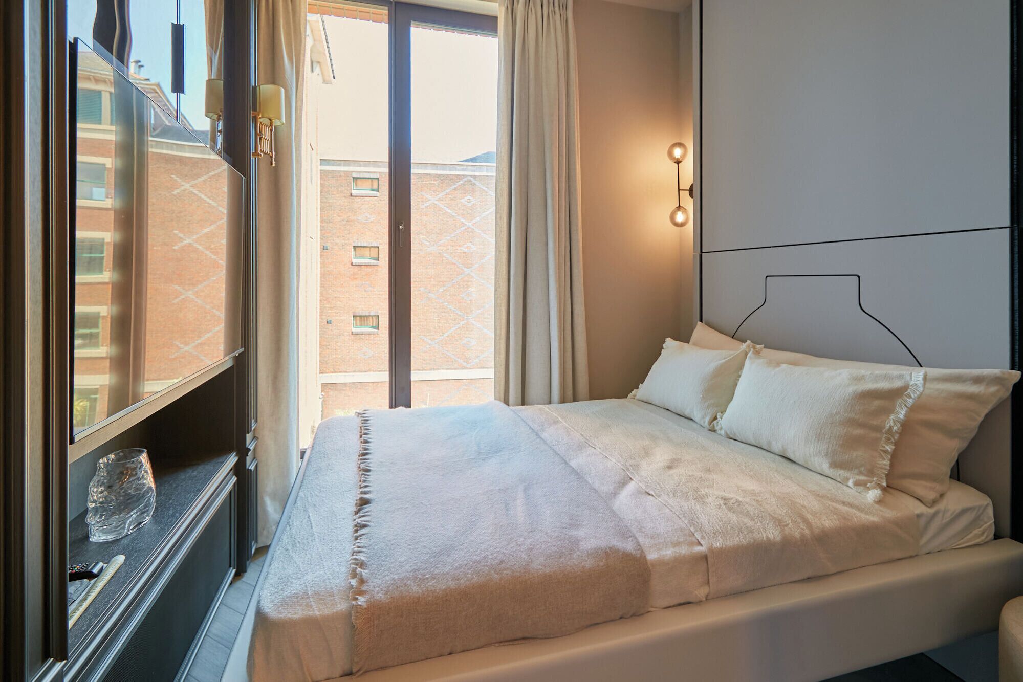 Estudio | Espacio para trabajar con un portátil y tabla de planchar con plancha