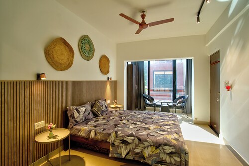Relaxing 1BHK at Vagator, French windows