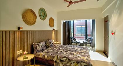 Relaxing 1BHK at Vagator, French windows