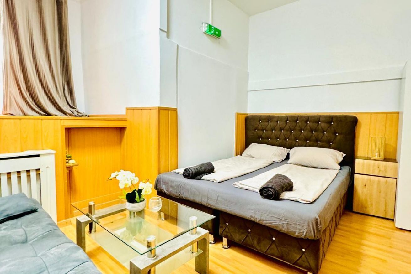1 bedroom, bed sheets