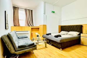 1 bedroom, bed sheets - Stylish Room in Shared Apt Near Rathausplatz (Wien)
