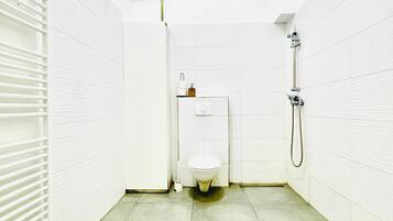 Dusche, Haartrockner, Handtücher, Seife