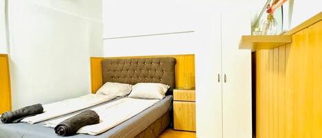 1 bedroom, bed sheets