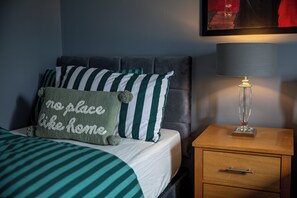 4 bedrooms, iron/ironing board, free WiFi, bed sheets - House -sleeps 8, Parking, Suitable for Contractors (Sheffield)