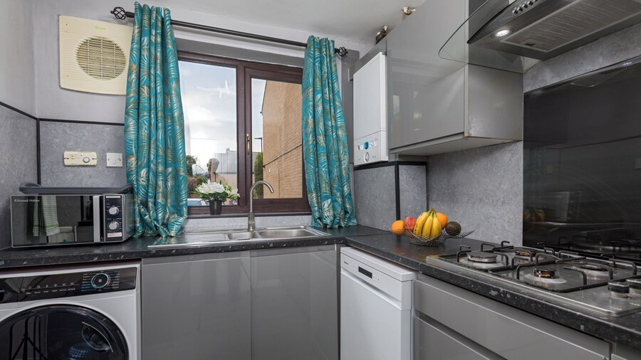 House -sleeps 8, Parking, Suitable for Contractors