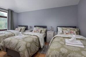 4 bedrooms, iron/ironing board, free WiFi, bed sheets - House -sleeps 8, Parking, Suitable for Contractors (Sheffield)