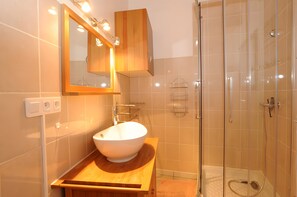 Regadera, amenidades de baño gratuitas, secadora de cabello 