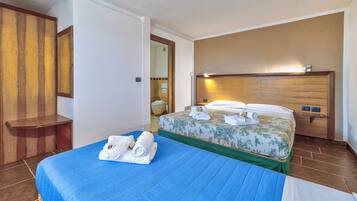 Triple Room | Blackout drapes, free WiFi