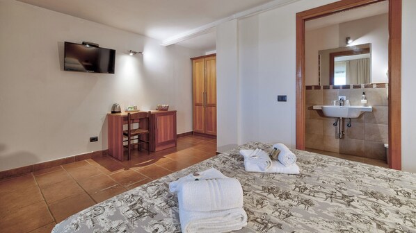 Double Room | Blackout drapes, free WiFi