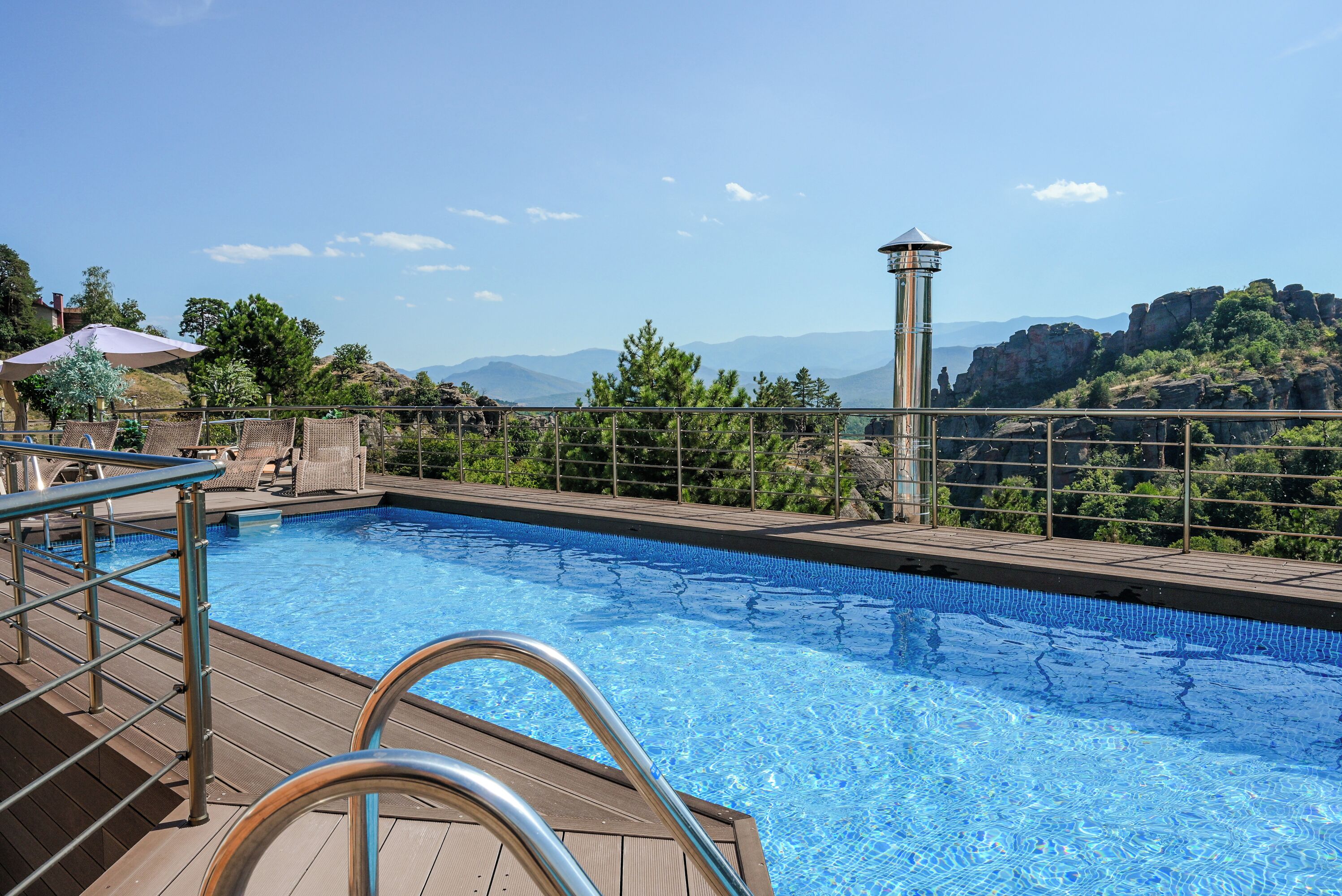 Una piscina techada, una piscina al aire libre de temporada