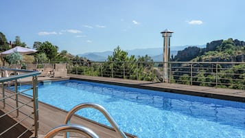 Una piscina techada, una piscina al aire libre de temporada