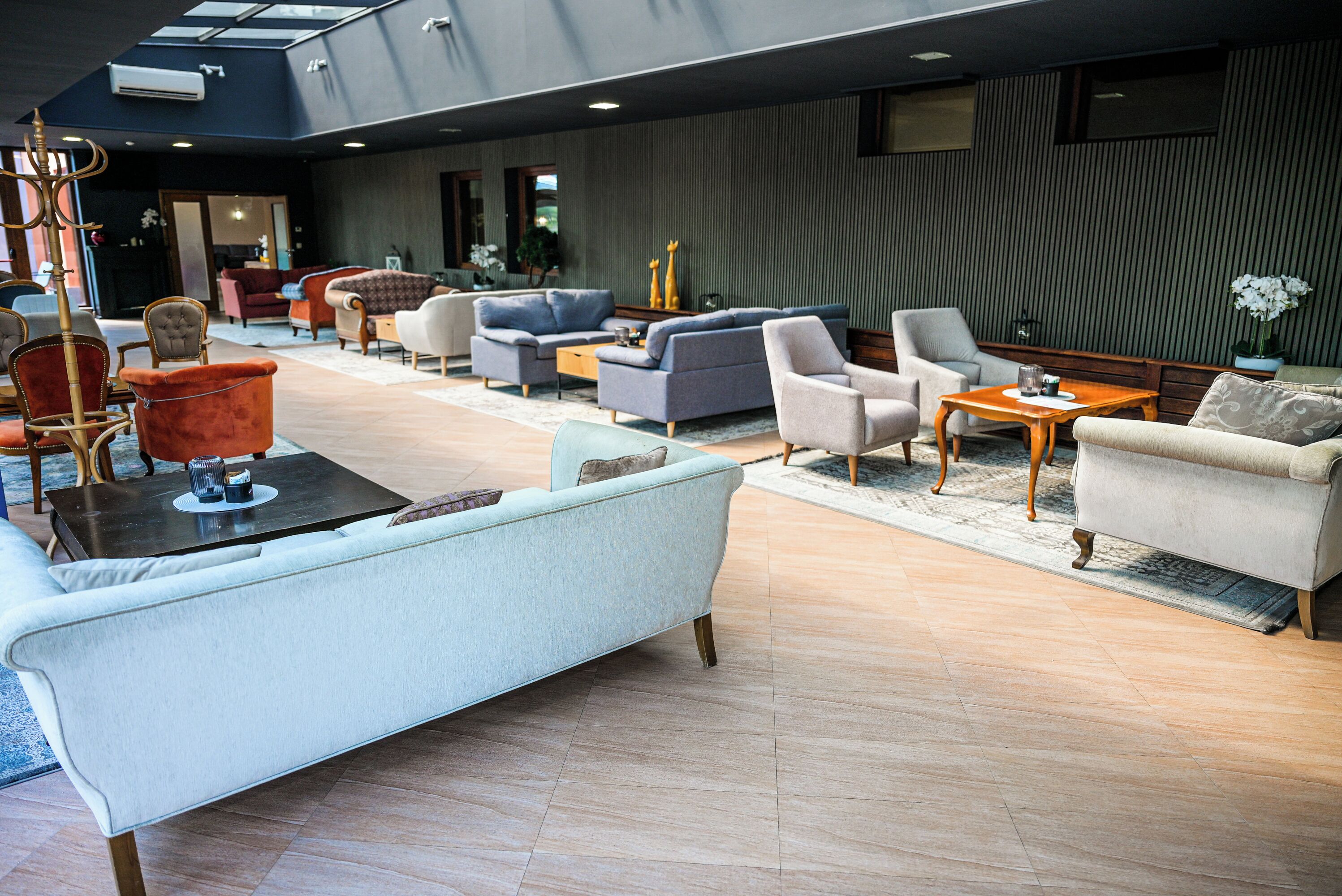 Ein stilvoller Lounge-Bereich mit Sofas, Sesseln und einem Couchtisch.