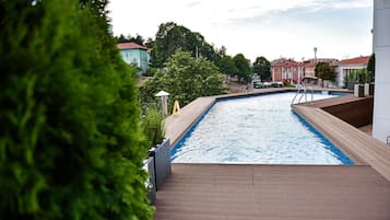Innenpool, Außenpool (je nach Saison geöffnet)