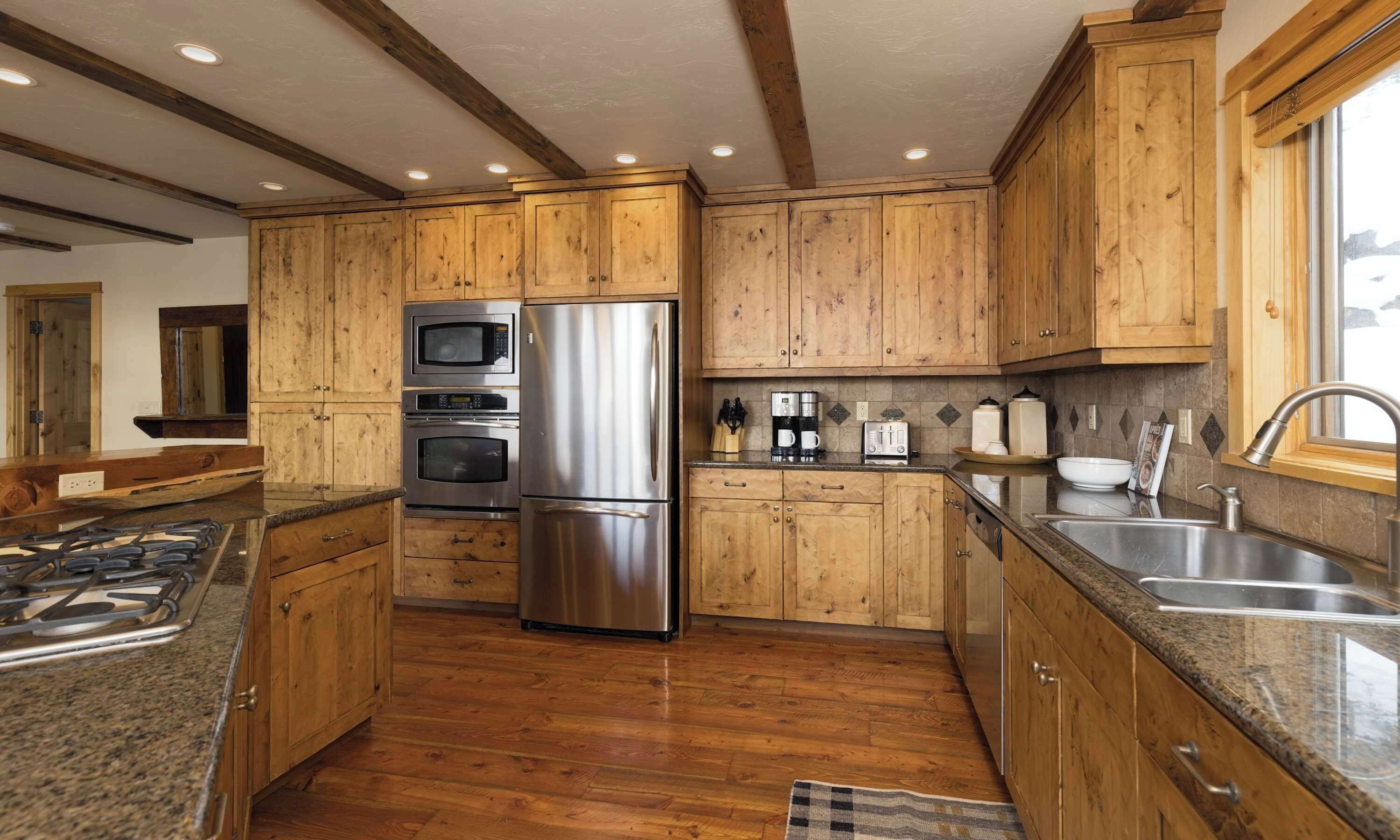 冷蔵庫、電子レンジ、オーブン、コンロ