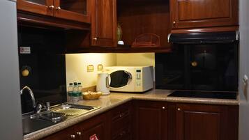 Apartment, 2 Bedrooms, Beach View | Private kitchen