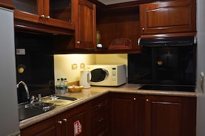 Apartment, 2 Bedrooms, Beach View | Private kitchen