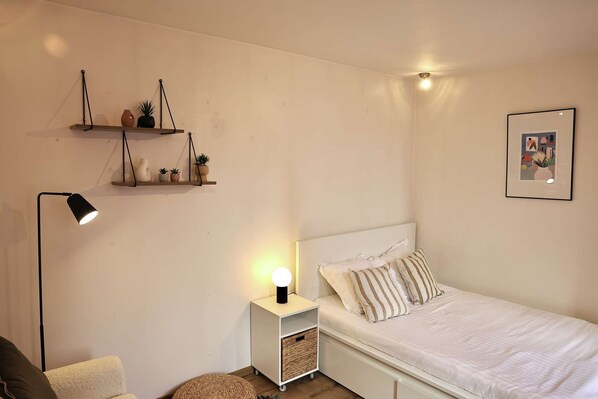 Desk, WiFi, bed sheets