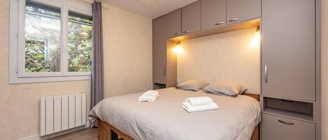 3 bedrooms, iron/ironing board, travel crib, internet