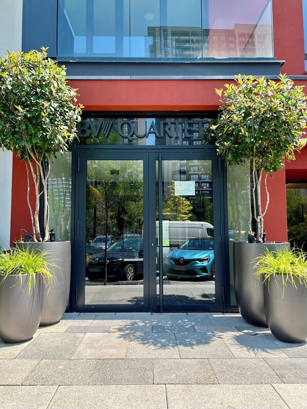 Exterior detail - Waterfront Nights (Beograd)