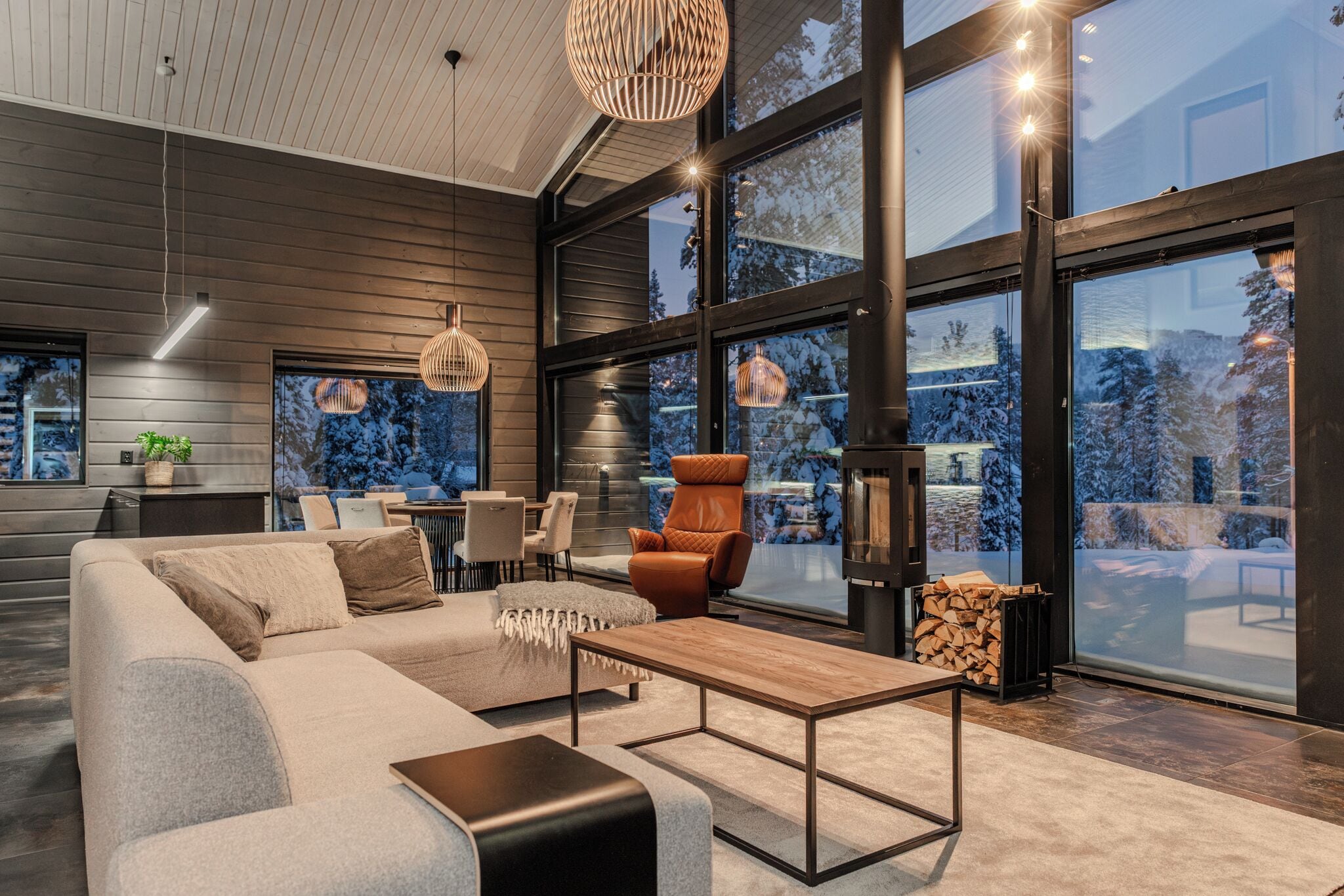 ヴィラ コートヤードビュー | リビング エリア | 50 インチの薄型テレビ (ケーブル放送視聴可)