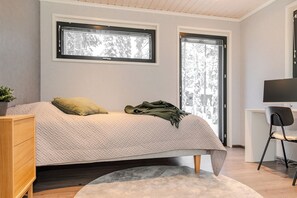 Ropa de cama de alta calidad y espacio para trabajar con laptop