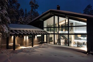 Front of property - evening/night - Rukan Villa Ailo - Modern Villa with Sauna, Jacuzzi & Scenic Views (Kuusamo)