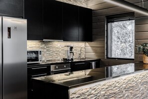 Villa - utsikt mot innergården | Eget kök | Stort kylskåp, mikrovågsugn, ugn och spishäll