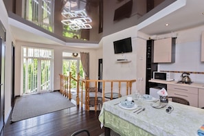 Comfort Cottage, Courtyard View | Private kitchen