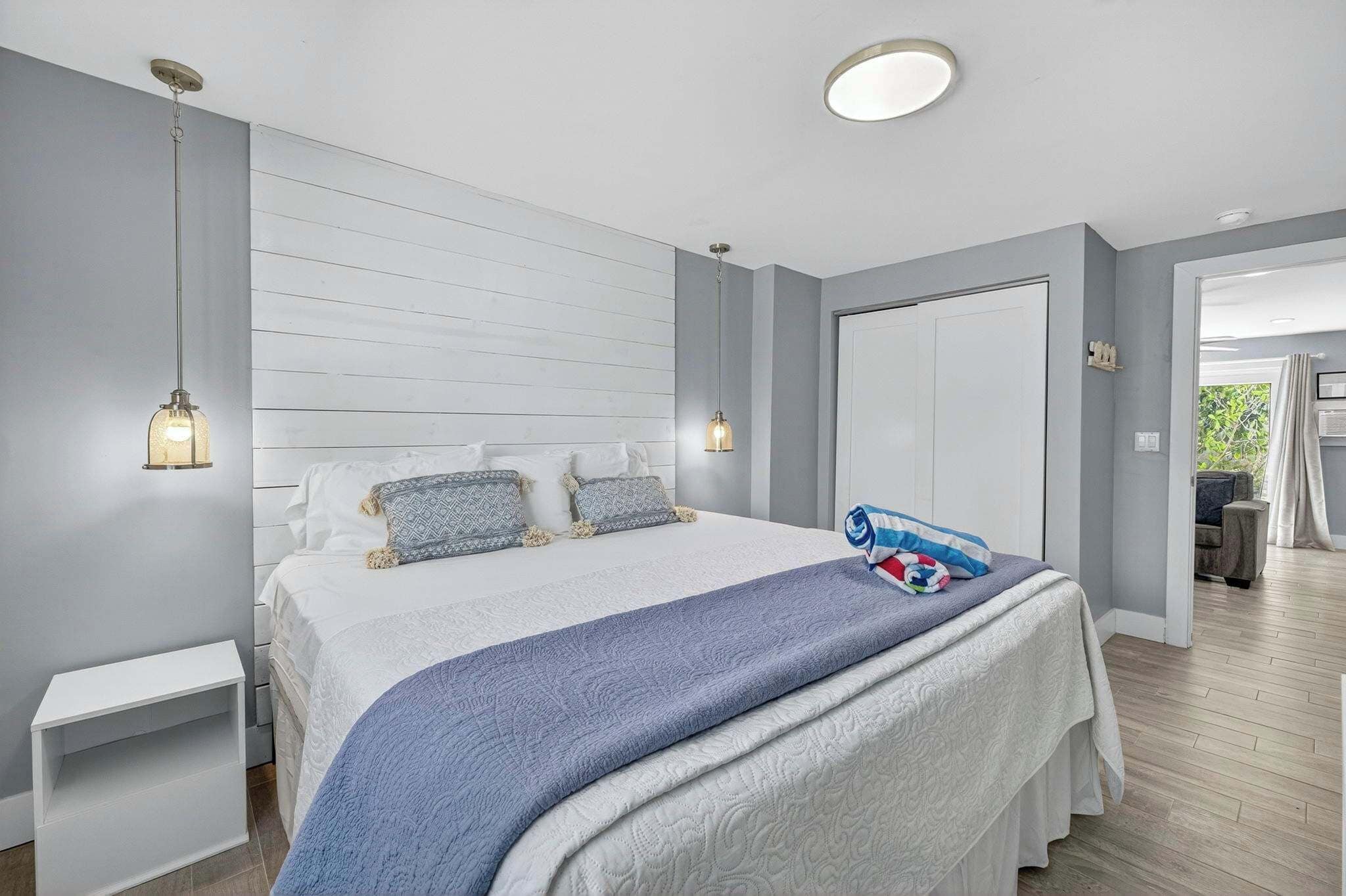 1 habitación, tabla de planchar con plancha, cuna de viaje y wifi 