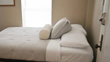 1 bedroom, desk, WiFi, bed sheets