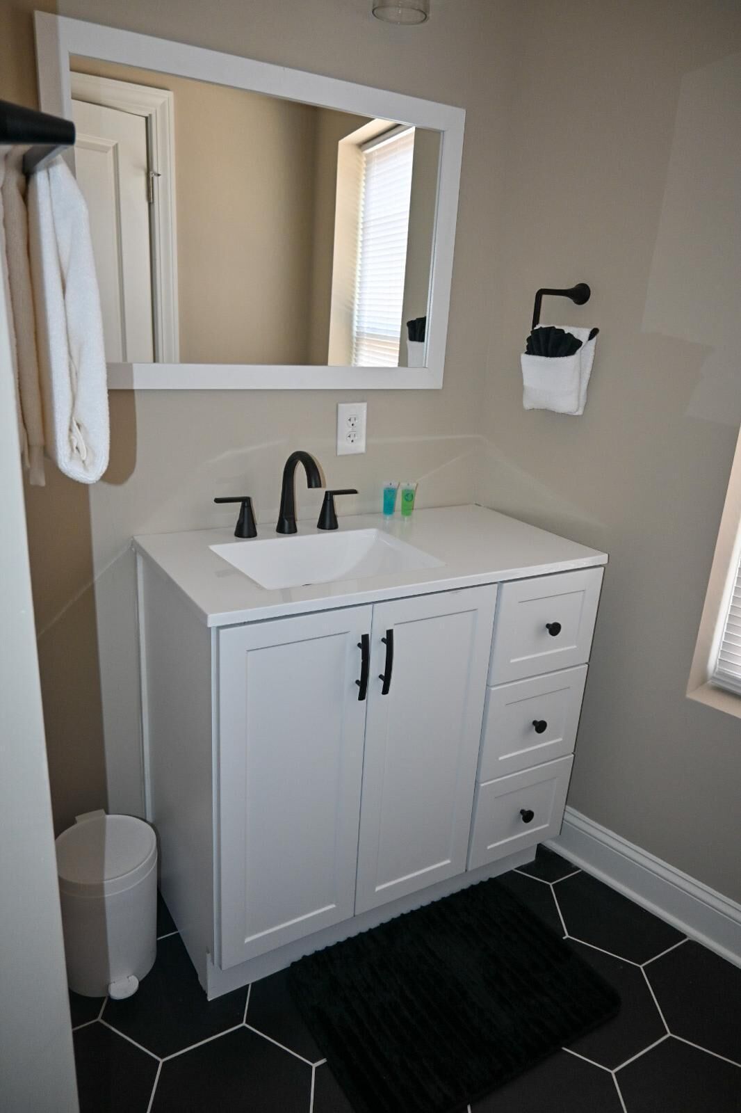 Chuveiro, toalhas de banho