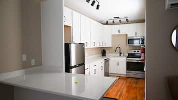 Fridge, microwave, stovetop, dishwasher