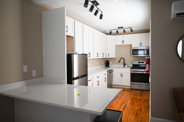 Réfrigérateur, four à micro-ondes, surface de cuisson, lave-vaisselle