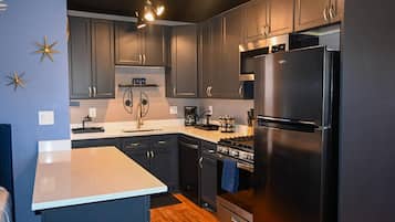 Frigorífico, horno, placa de cocina y lavavajillas