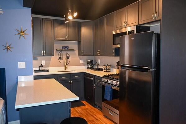 Fridge, oven, stovetop, dishwasher