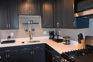 Fridge, oven, stovetop, dishwasher
