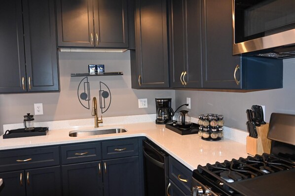 Fridge, oven, stovetop, dishwasher