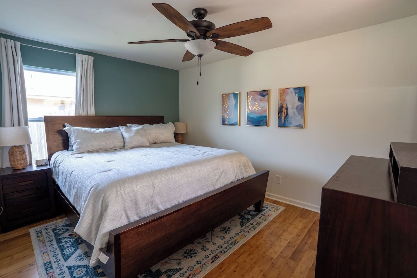 3 chambres, bureau, fer et planche à repasser, lit parapluie