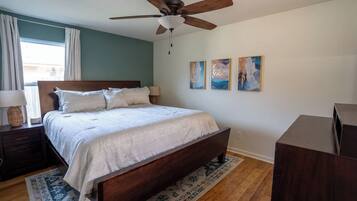 3 chambres, bureau, fer et planche à repasser, lit parapluie