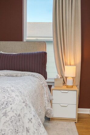 3 chambres, bureau, fer et planche à repasser, lit parapluie