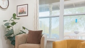 Smart TV, fireplace, books, music library - Spacious 3BR SoCO Family stay❤️ Big Private Yard with Firepit | Minutes to Dtwn (Austin)