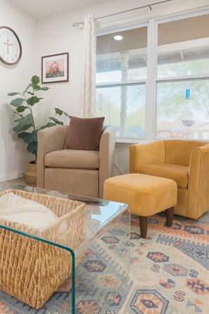 Smart TV, chimenea, libros y biblioteca musical