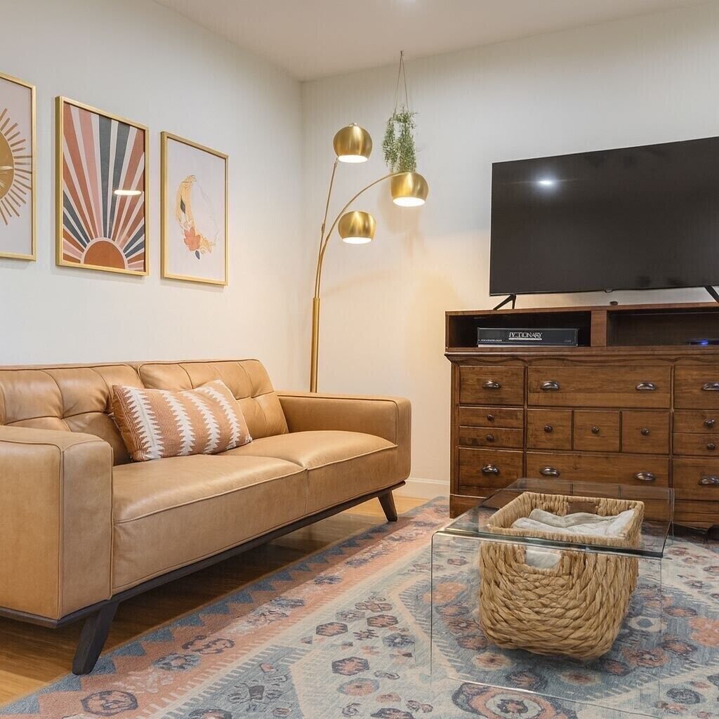 Smart TV, chimenea, libros y biblioteca musical 