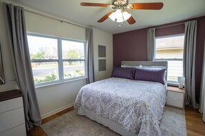 3 bedrooms, desk, iron/ironing board, travel crib - ❤️ SoCo 3BR Home w/ Yard + Games + Parking 🚗 Cloud beds ❤️ Pet Friendly (Austin)