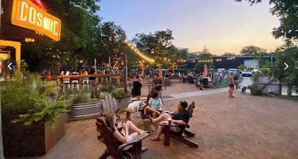 SXSW SoCo Stay | 3BR w/ Spacious Yard | Minutes to Downtown with FreeParking ❤️