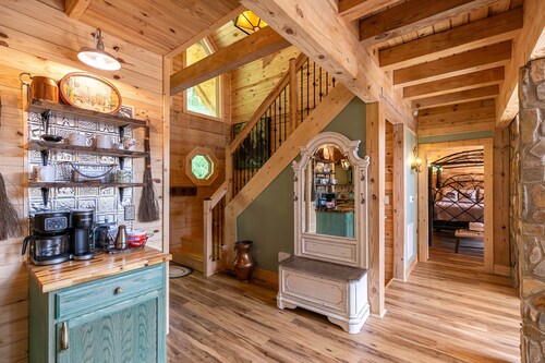 Mamas Mountain Place -custom home, pet friendly, hot tub, large entertain room with foosball, pond