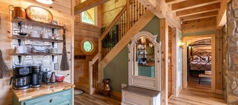 Mamas Mountain Place -custom home, pet friendly, hot tub, large entertain room with foosball, pond