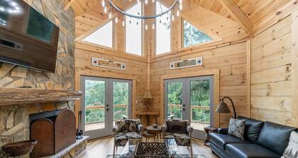 Mamas Mountain Place -custom home, pet friendly, hot tub, large entertain room with foosball, pond