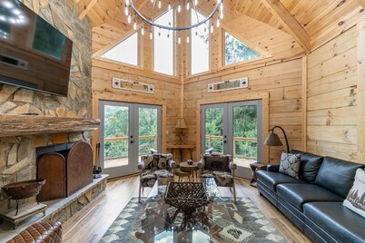 Mamas Mountain Place -custom home, pet friendly, hot tub, large entertain room with foosball, pond