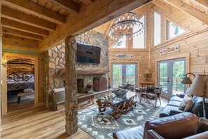 Fernseher, Kamin, Tischfußball